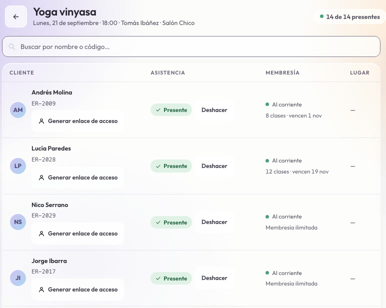 El mostrador con la lista de una clase llena, con cada cliente marcado como presente.